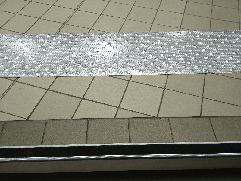 Dalles podotactiles DALUM - aluminium brut larmé embouti - antidérapantes - marque Romus_1