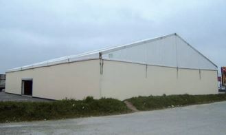 Tente de stockage fermée - structure fixe en aluminium - couverture unie - ancrage au sol avec platine - dimensions 20x25x5 m - résistance au vent 100 km/h et à la neige 4 cm/m²_1