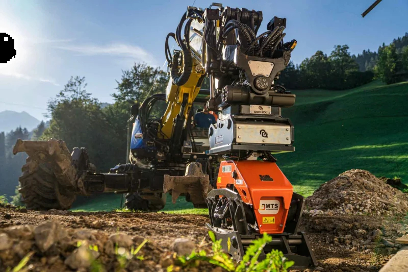 Tiltrotateur montage fixe OilQuick - performance de passage d'huile inégalée, angle de pivotement de 2x 45°_1