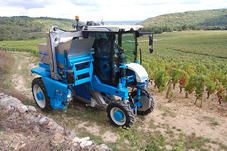 Tracteur enjambeur à 4 roues motrices adapté aux rangs de plantation