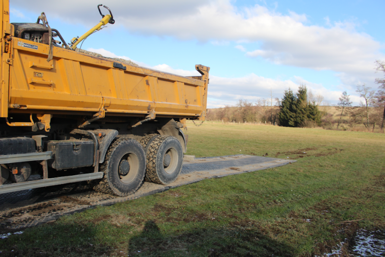 Plaque de roulage lourde, pour créer des aires de manoeuvre aux gros engins de tp (semi-remorques, grues automotrices, pelles hydrauliques sur pneus) - roadmat_1