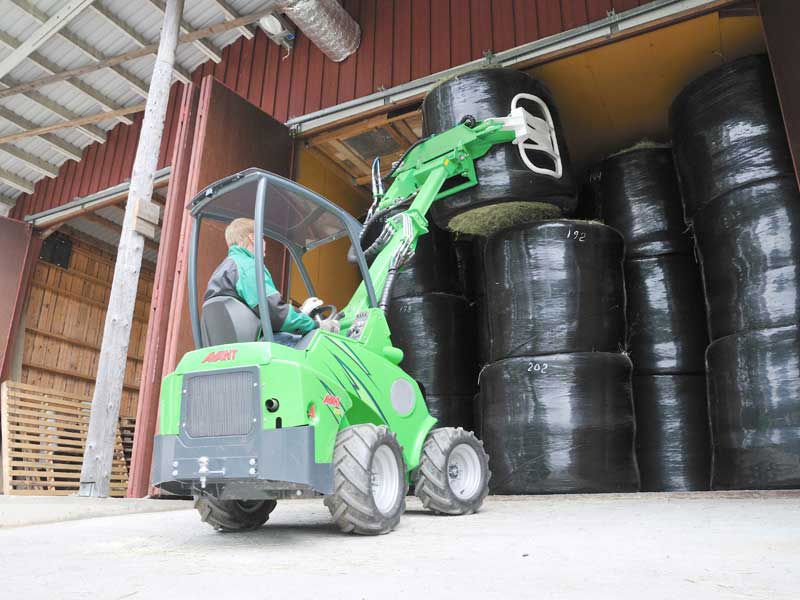 Outil Avant Tecno pour manipuler des balles rondes de foin