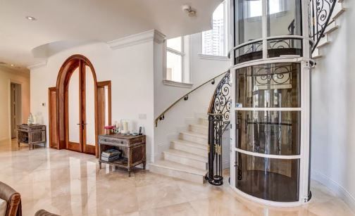 Élévateur domestique accessible aux fauteuils roulants