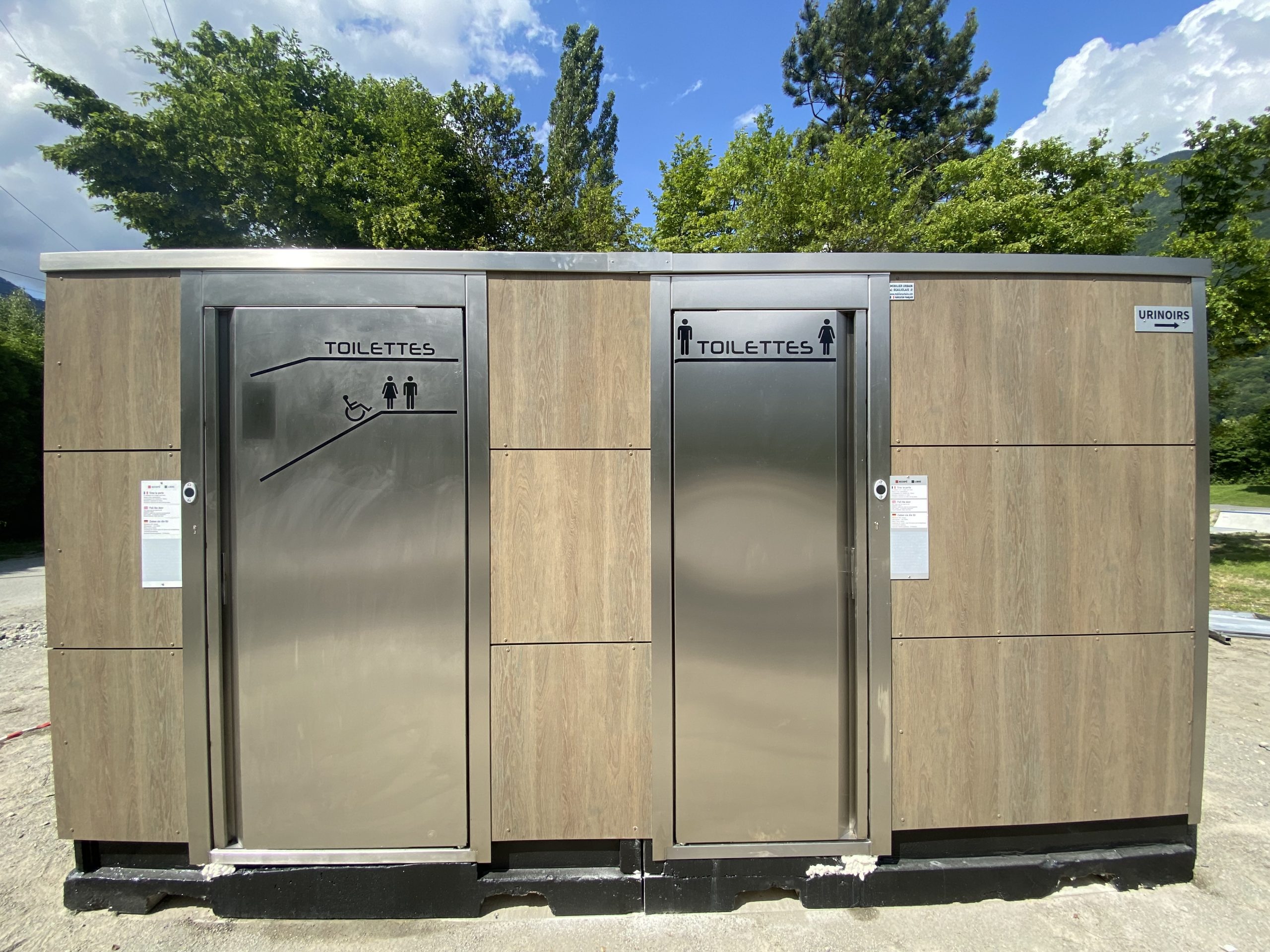 Cellule PMR avec une cabine WC et un mur urinoir et un local technique  - référence 2072_1