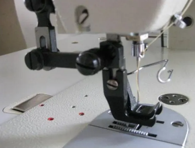 Machine à coudre industrielle zig zag double entrainement pour tissus, voiles et cuir légers - PR 2154 EUROREFREY_1