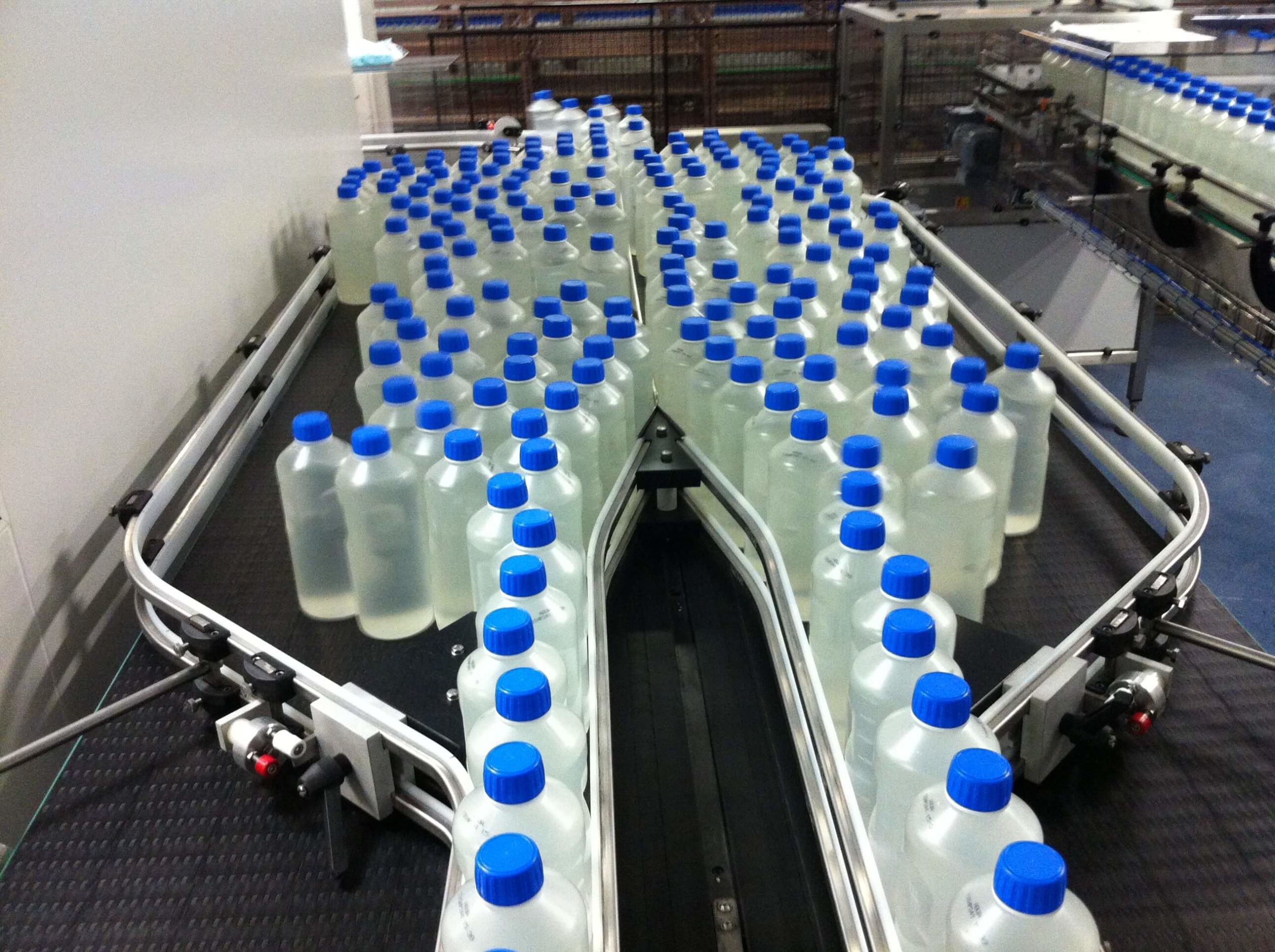 Accumulateur à recirculation par voies latérales en fonctionnement à sens opposés évitant la saturation en sortie_1