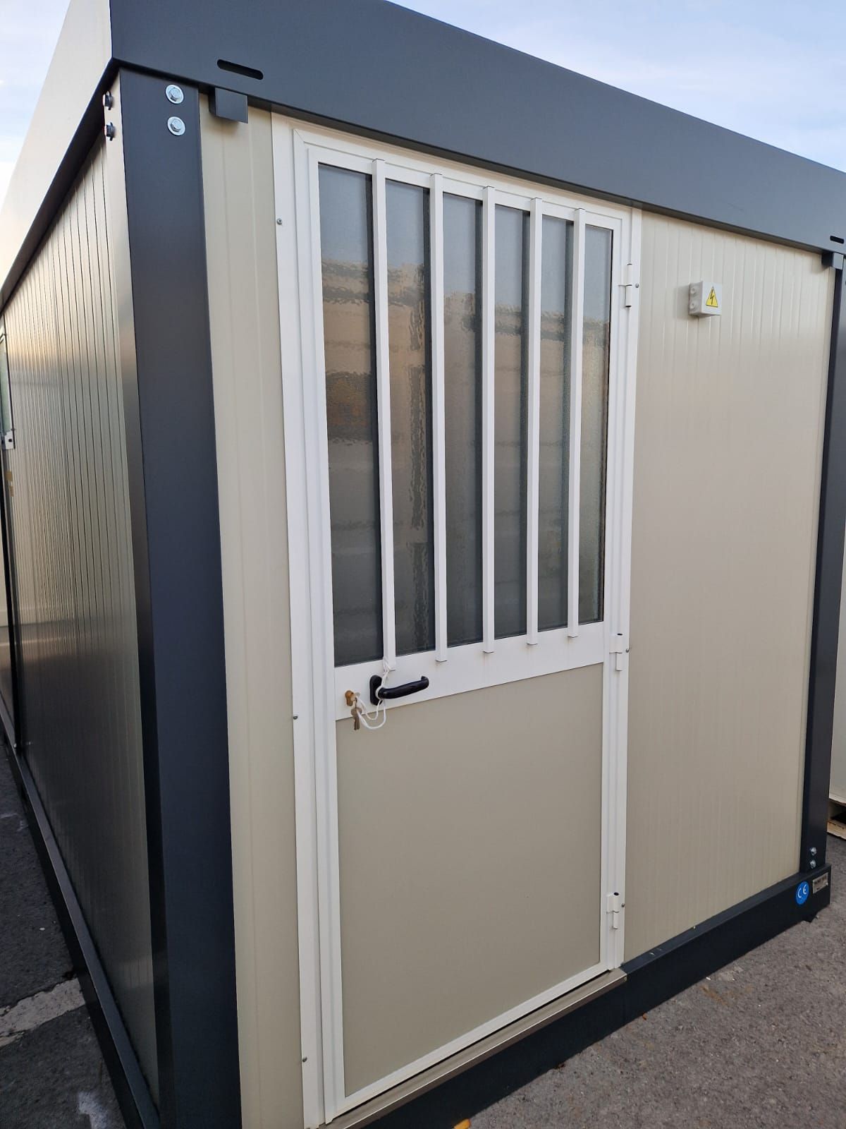 Bungalow sanitaire de chantier DX, avec 2 lavabos, 2 douches, 1 urinoir et 2 wc à l'anglaise - Jusqu'à 12-20 personnes_1