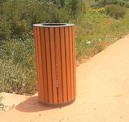 La corbeille Woody - poubelle publique - The Italian Lab - D. 450 mm, H. 900 mm, capacité 100 L, poids 22.9 kg_1