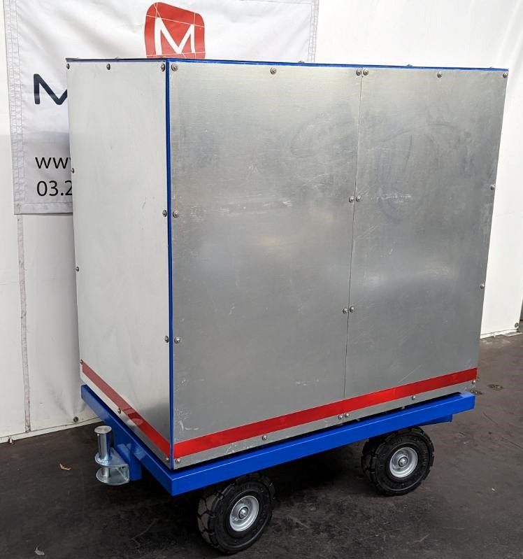 Base roulante industriel à plateau inclinable et à niveaux pour transporter des caisses de composants électroniques_1