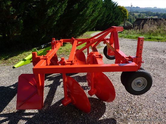 Machine agricole pour buttage d'asperges avec attelage par chappes
