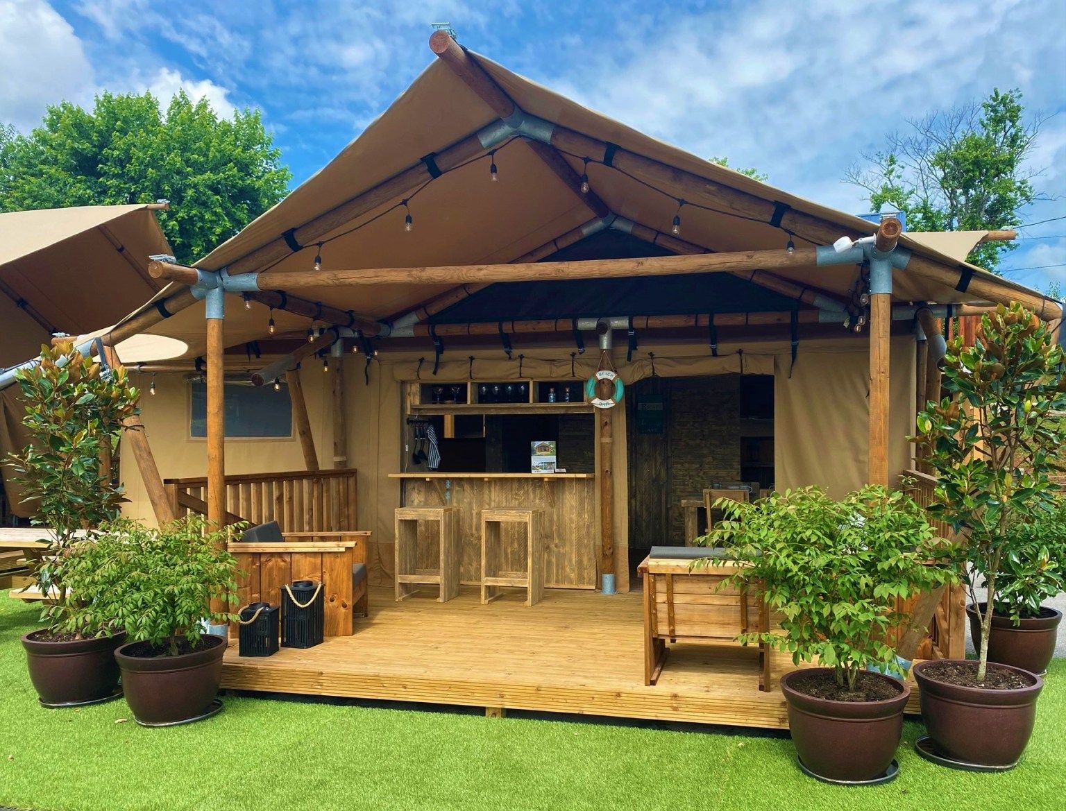 Tente Dreamer 40 conçue pour 4 à 6 personnes avec patio extérieur