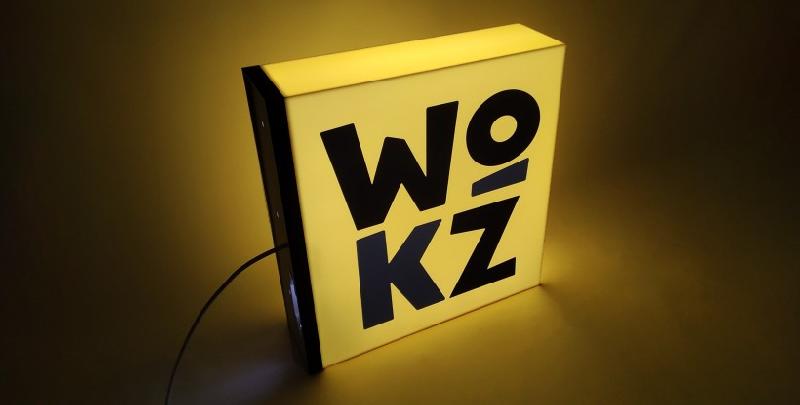 Enseigne drapeau lumineux en plexiglas - personnalisable, éclairage LED extérieur_1