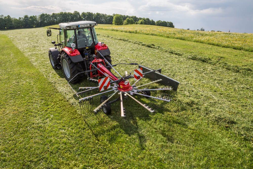 Machine agricole Juras 301 DN pour un ratissage propre et efficace