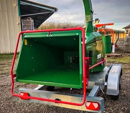 Machine de broyage NHS 180 avec châssis tourelle pour une alimentation latérale ou arrière