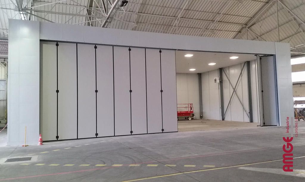 Bureau modulaire avec panneau monobloc plein adapté aux ambiances agressives_1