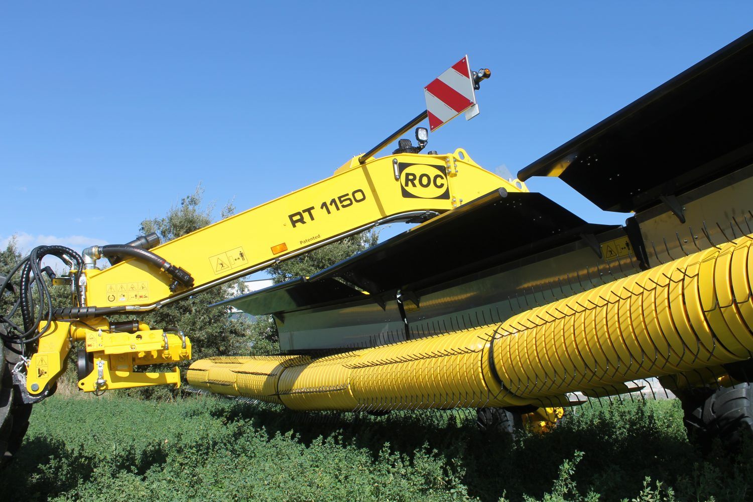 RT 1150 - Andaineur à tapis ROC SRL - Système révolutionnaire de ramassage avec un tracteur de 100 HP pour andains tous les 10 mètres_1