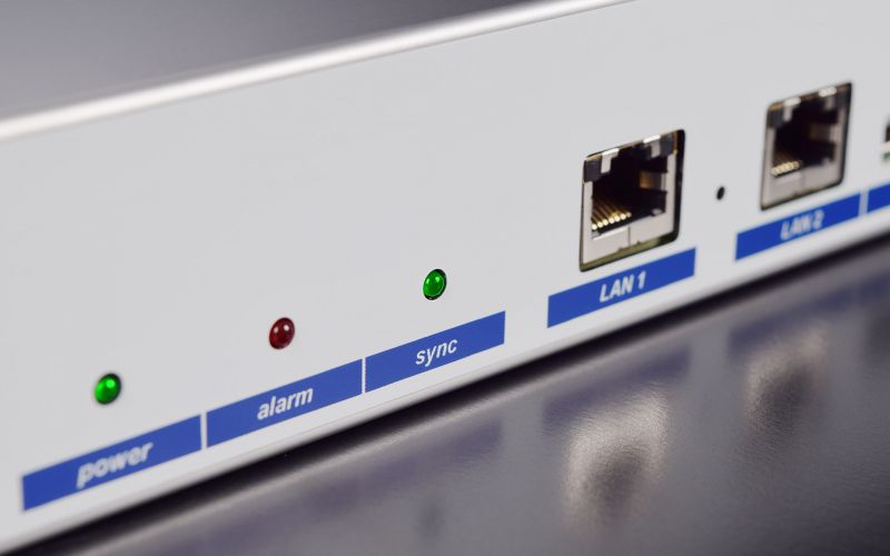 Serveur de temps NTP DTS 4138 - Mobatime - 2 ports LAN totalement séparés (2x RJ45), haute précision et redondance_1