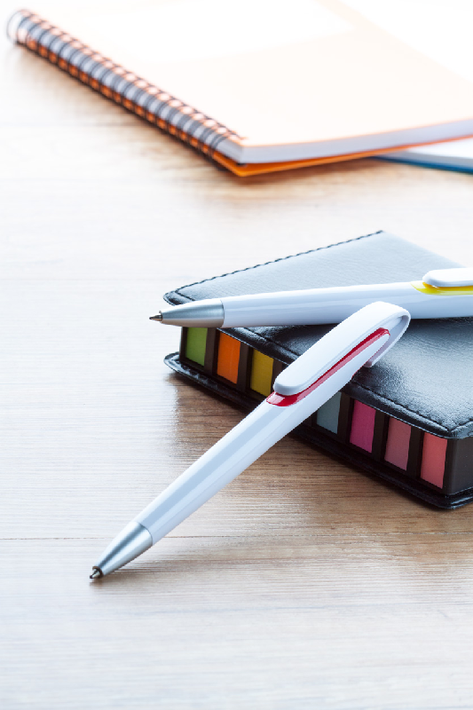 Stylo à bille en plastique - corps blanc et poussoir silver - encre bleue_1