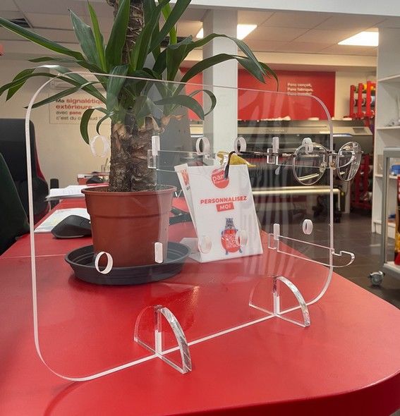 Présentoirs en plexiglas pour opticien - Designs variés, personnalisables et durables_1