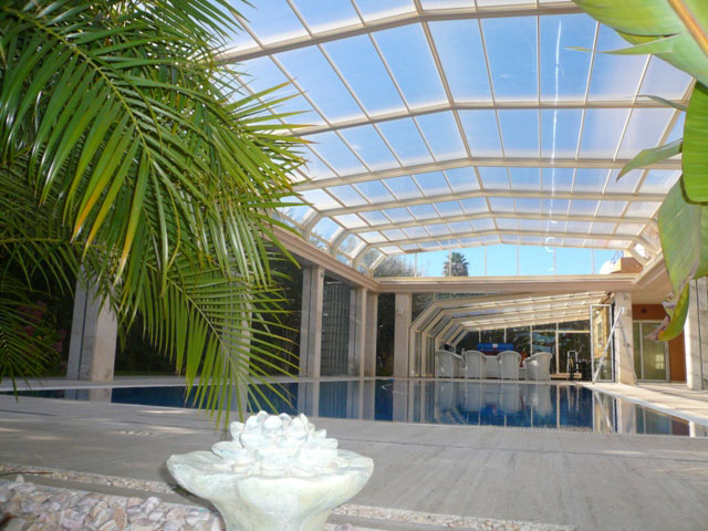 Abri piscine haut avec toiture rétractable - Royal Emporium - Design luxueux et matériaux haut de gamme_1