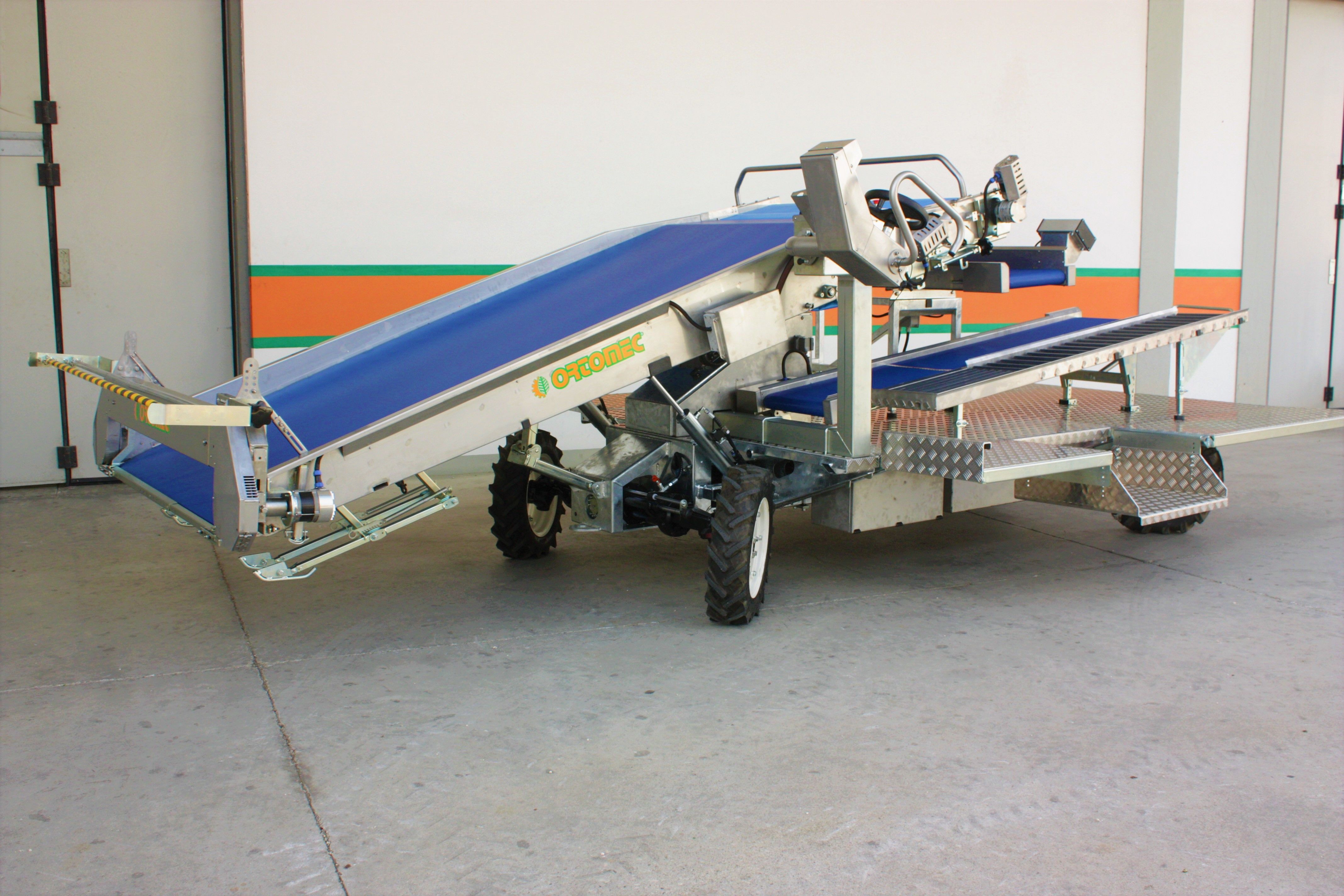 Récolteuse de légumes 8450 electro - Ortomec SRL - largeur de la tête de récolte 130 à 180 cm - double essieu directeur et batteries 24V_1