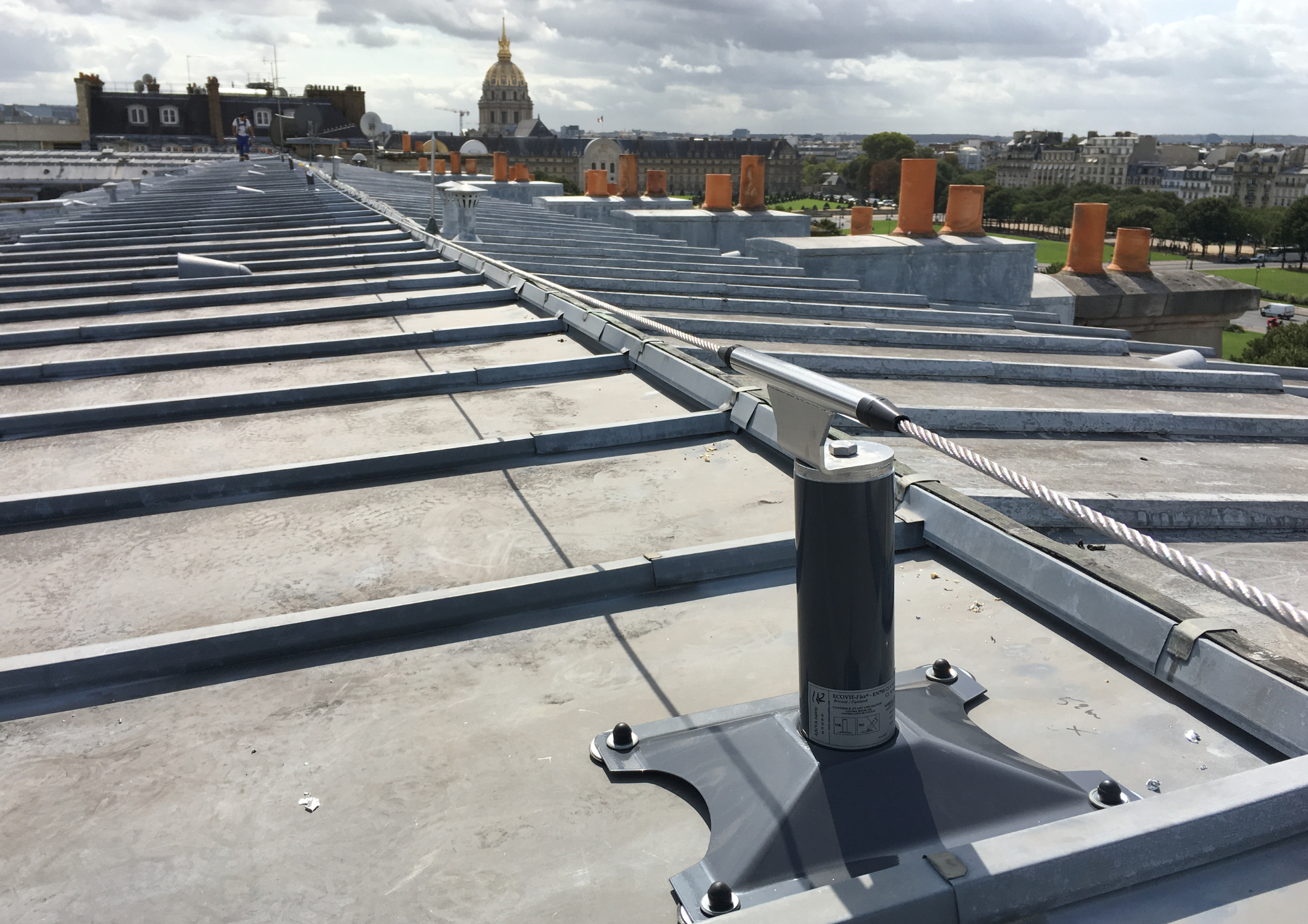 Ligne de vie à chariot pour couverture zinc volige - dispositif d'ancrage horizontal avec potelet absorbeur intégré_1