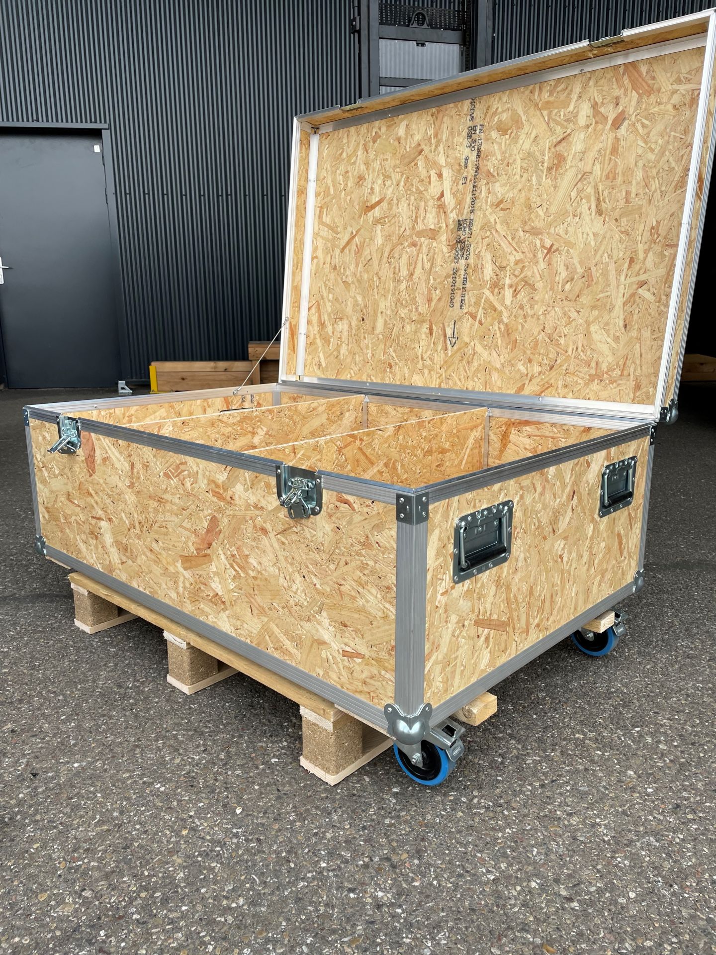 Caisse bois-aluminium sur mesure - Protection optimale et maintien sécurisé pour transport de matériel_1