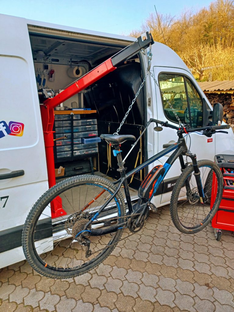 Potence de levage rotative pour véhicules utilitaires - capacité jusqu'à 300 kg - avec palan électrique_1