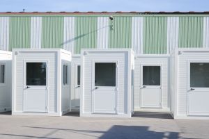 Guérite modulaire avec porte pour contrôle de passage routier - structure acier monobloc - double protection anti-corrosion_1