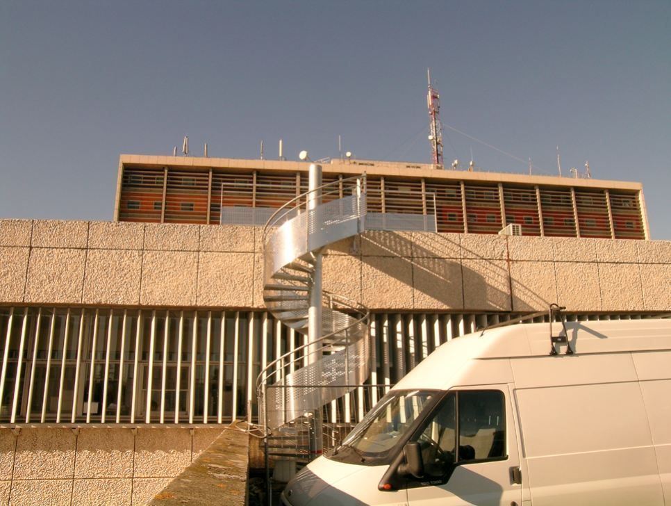 Escalier hélicoïdal Totem Tube - diamètre colonne centrale 168 mm - garde-corps avec lisse débillardée et tôle perforée_1