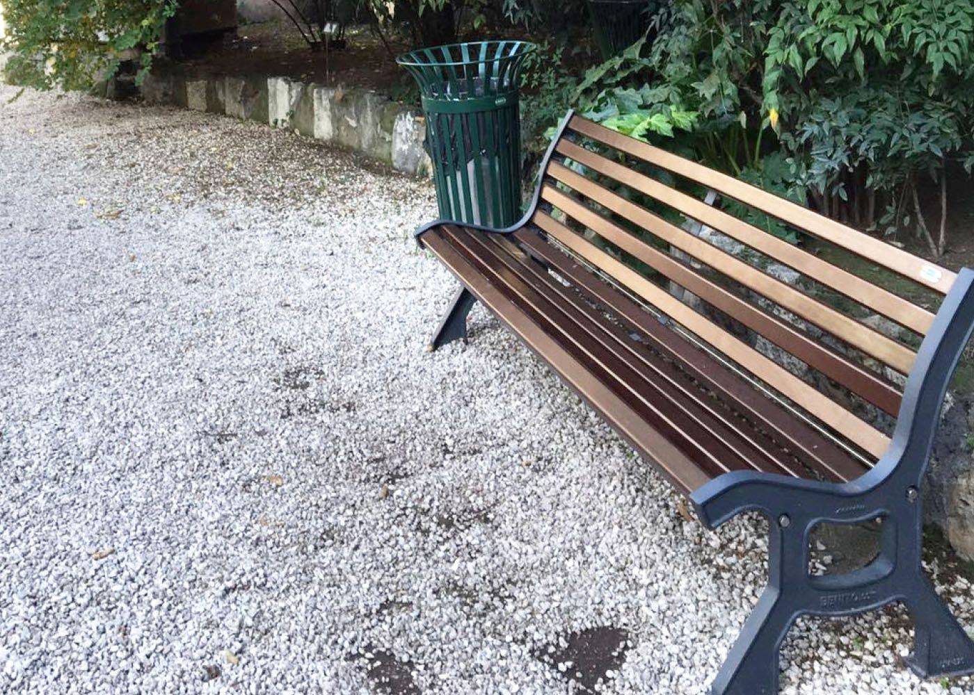 Banc public Roda UM320 - piètement en fonte ductile et lattes en bois tropical finition acajou_1