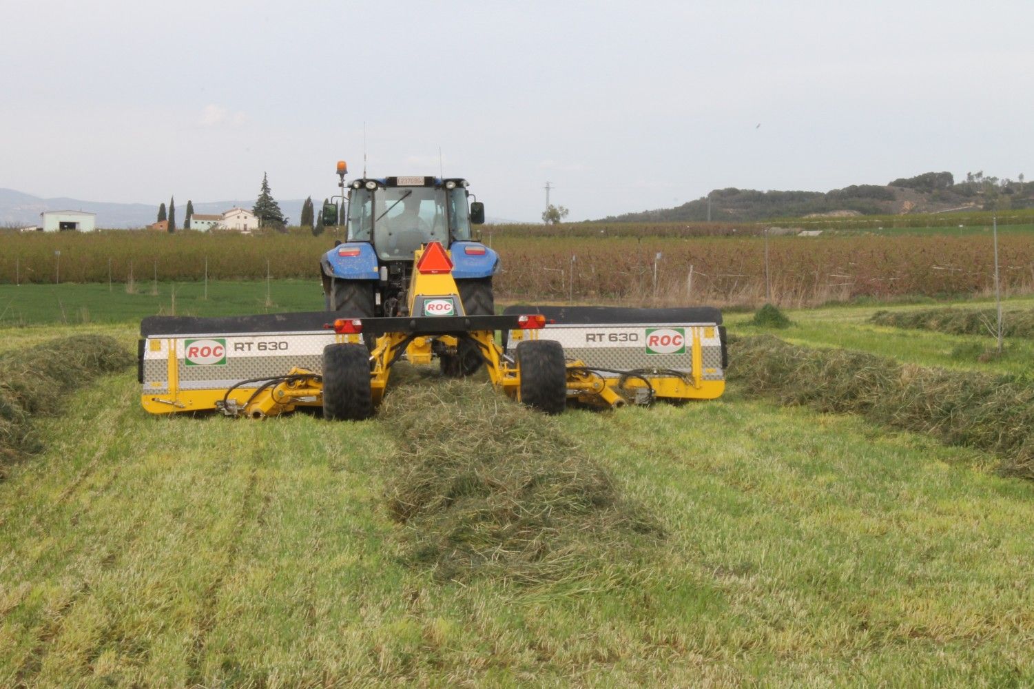 Rt 630 - Andaineur à tapis - ROC SRL - largeur de travail de 4,90 m à 6,30 m avec système à double balancier hydraulique_1