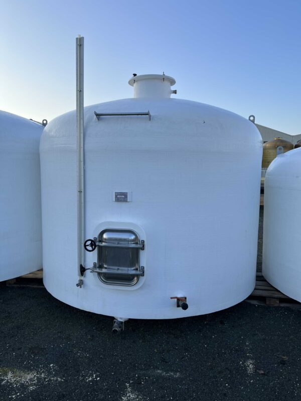 2 cuves Rousseau en composite 150 hl d'occasion - blanches à fond plat avec accessoires_1