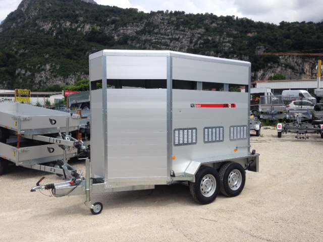 Remorque bétaillère avec double porte arrière et rampe de chargement