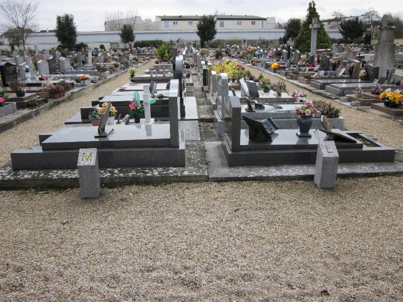 Bornes Signalétiques pour Cimetière en Granit - Éléments pratiques et symboliques_1