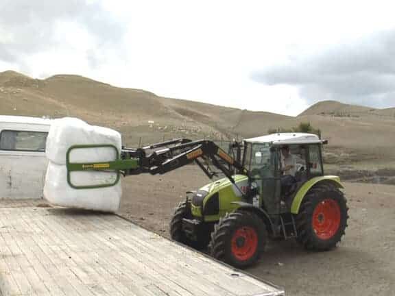 Équipement agricole Mega Softhands pour manipulation d'enrubanné sans déchirure