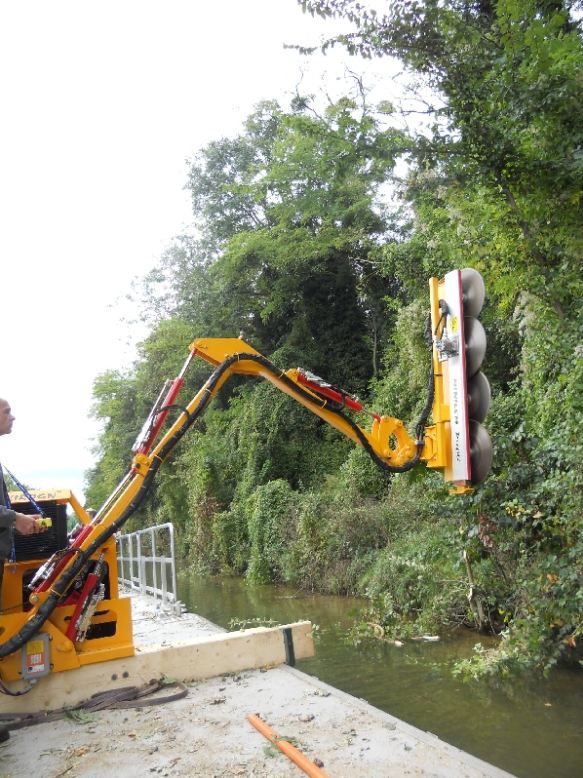 Taille-haie hydraulique sur bateau - Kirogn - mécanisation pour chantiers spécifiques_1