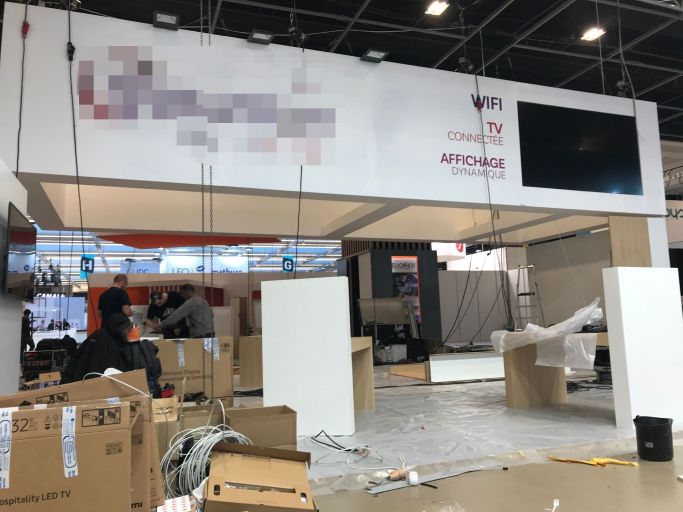 Stand attractif et modulable - Équipé d'écrans dynamiques et d'espaces de discussion - Salon EquipHotel 2018_1