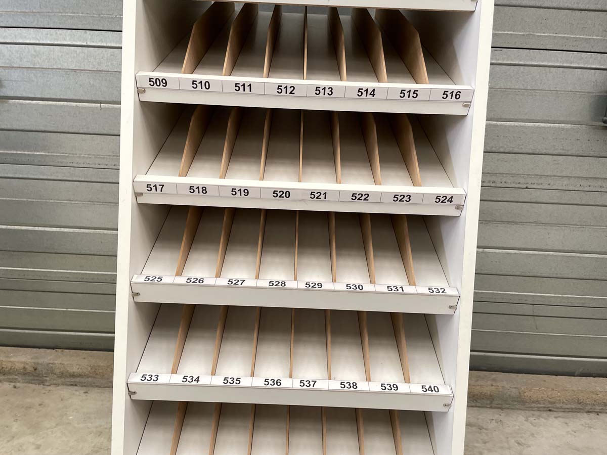 Meuble dynamique blanc d'occasion sur roulettes avec casier-tiroir arrière - Réf P21091200_1