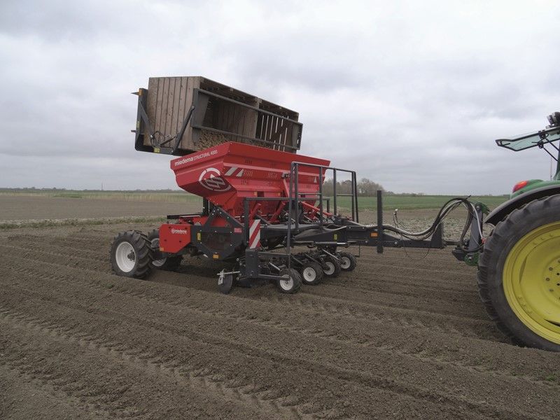 Miedema Structural 4000 - Planteuse à courroies 4 rangs - Dewulf BV - Capacité de trémie 3000 à 4000 kg_1