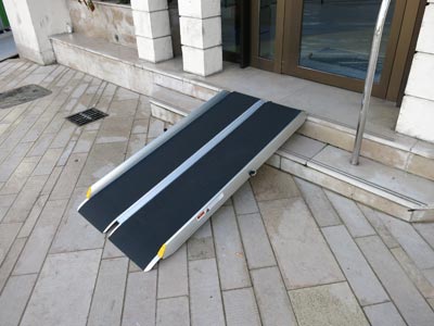 Rampes PMR pliables - Aluminium, surface antidérapante, jusqu'à 270 kg_1