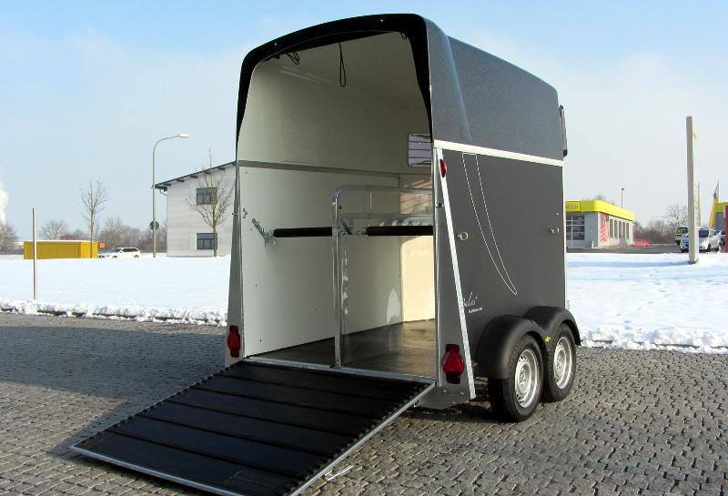 Van 2 places pour chevaux - HUMBAUR BALIOS AERO - Sécurité et confort optimisés_1