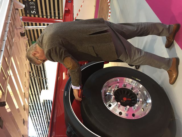 Scanner de pneus mobile Groove Glove - mesure de profondeur et diagnostic rapide et innovant_1