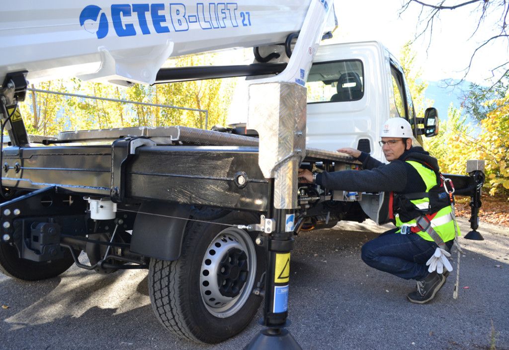 Plateforme aérienne B-lift 27 avec rotation hydraulique du panier