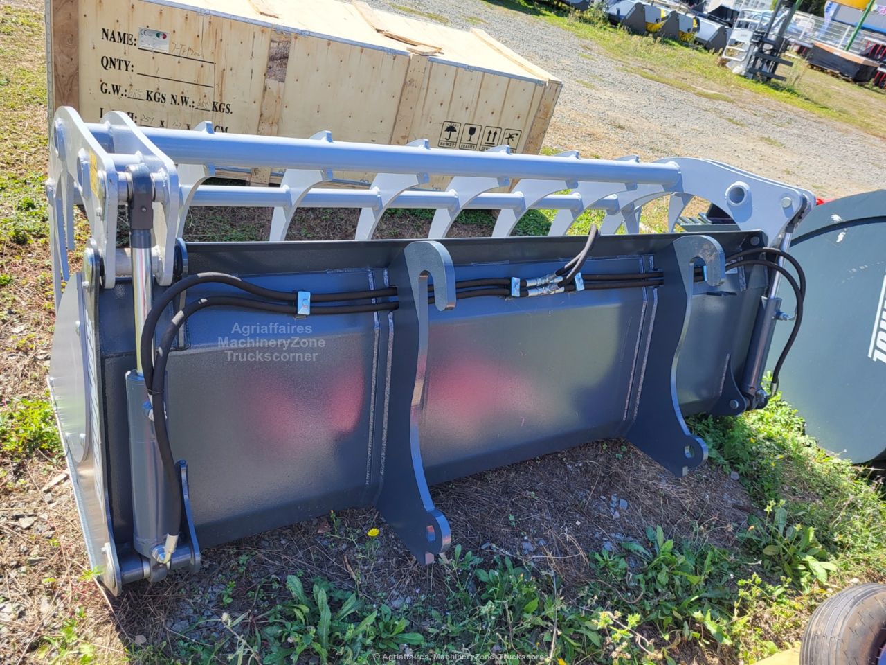 Godet avec grappin dents mécano soudées JCB Q-Fit - Largeur 2,4 m - Sonarol_1