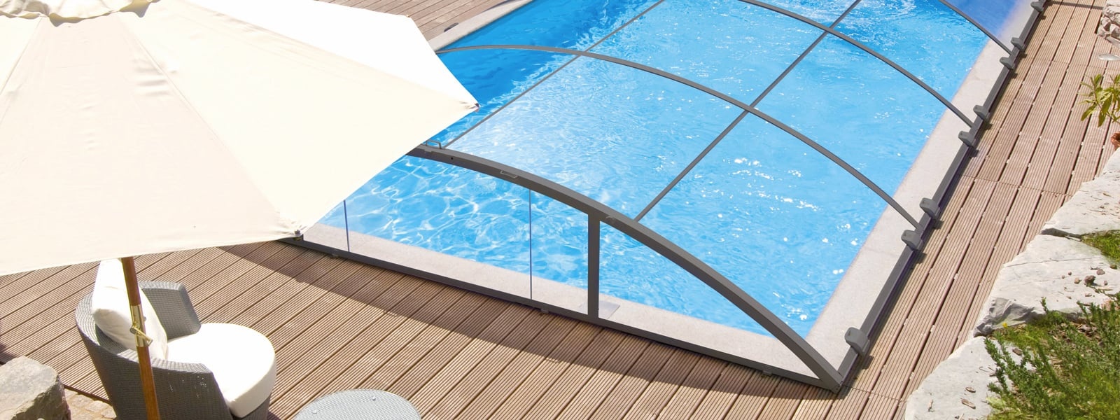 Abri piscine bas motorisé en polycarbonate - fonctionnement automatique_1