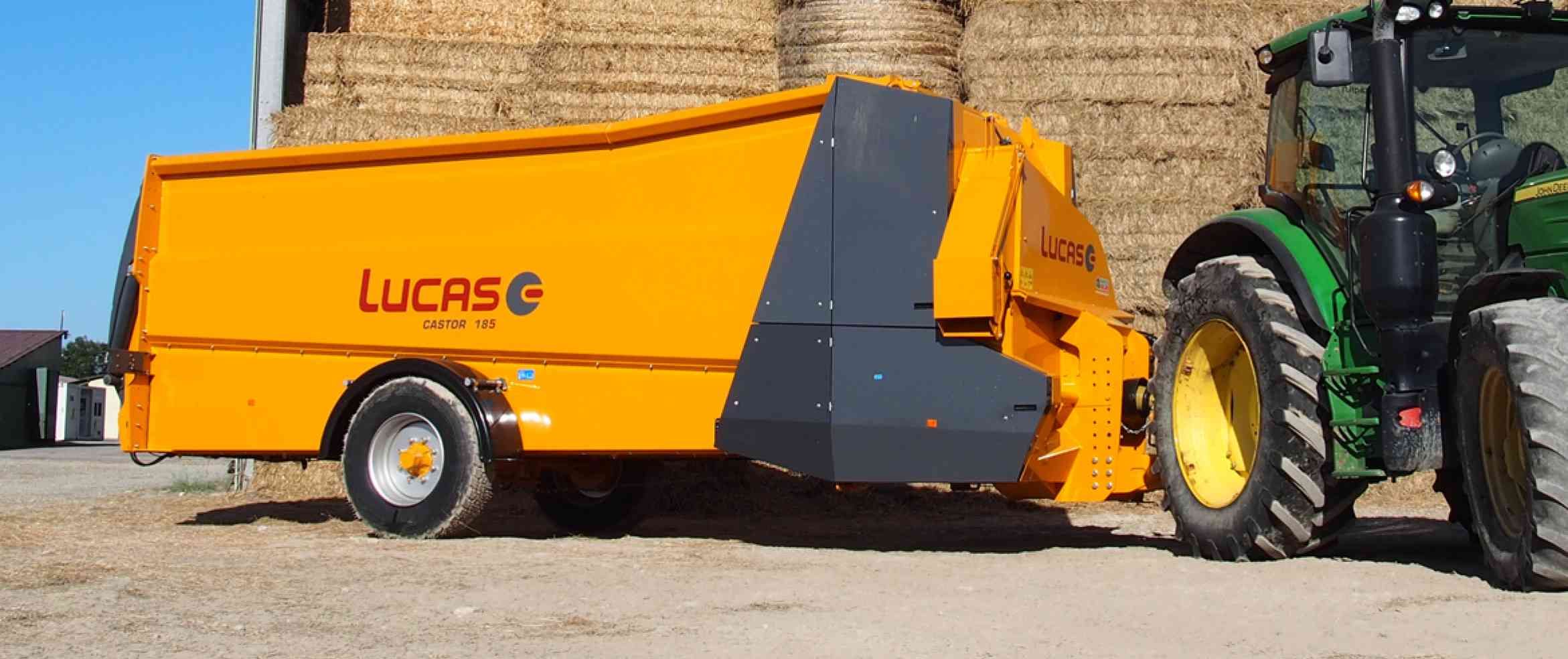 Vue de la pailleuse Castor 134-185 avec capacité pour balles rondes et carrées