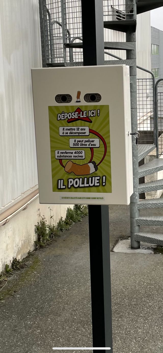 Cendrier d'extérieur sur pied - Ludique et préventif avec sticker A4 - Sensibilisation à l'impact des mégots et de la cigarette sur la santé_1