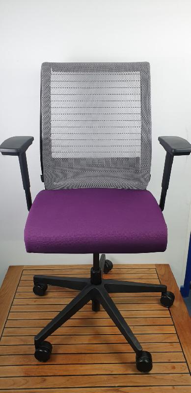 Chaise de bureau d'occasion Steelcase Think V1 - dossier en résille et siège rembourré_1