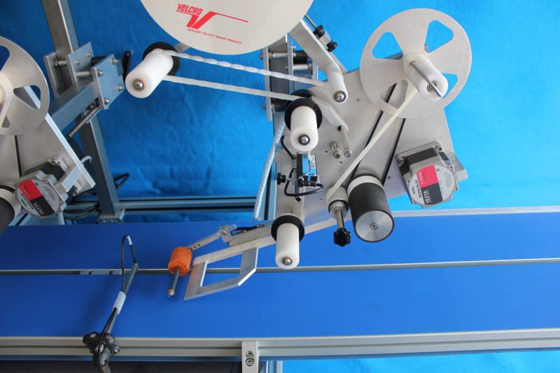 Étiqueteuse automatique par dessus - ESA - Cadence jusqu’à 100 produits/min - Précision ±0,5mm - Multi-produits_1